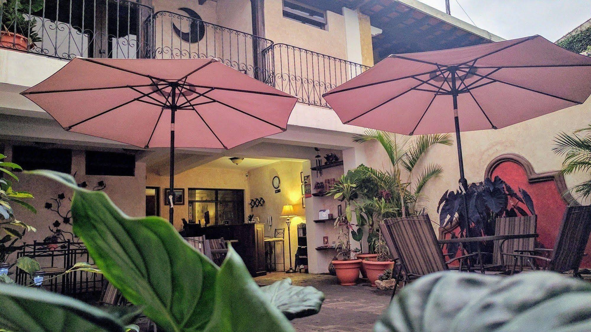 Hotel Posada De La Luna Антигуа-Гватемала Экстерьер фото