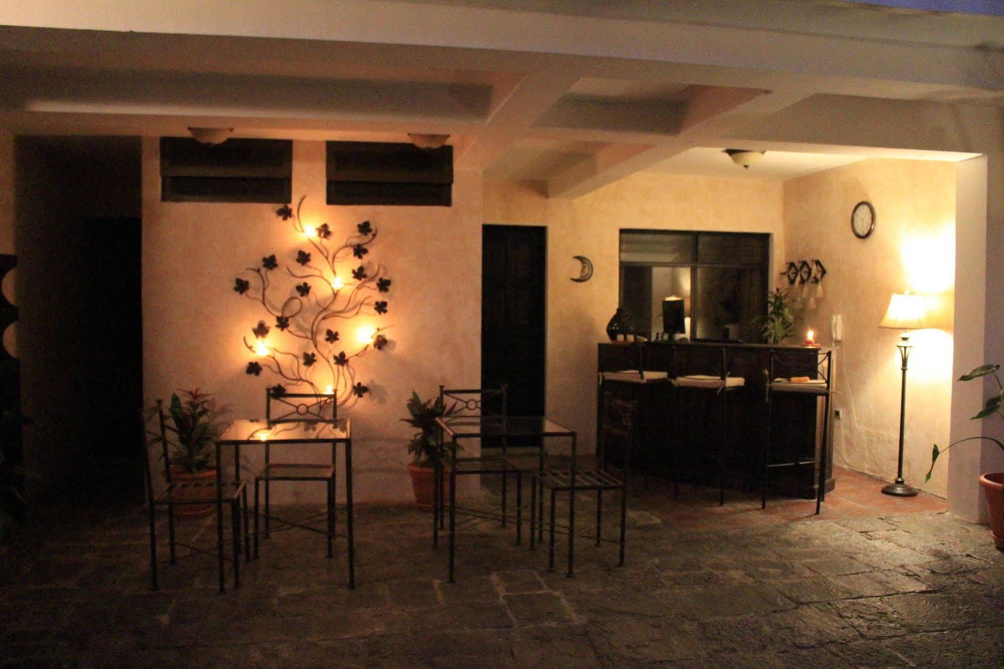 Hotel Posada De La Luna Антигуа-Гватемала Экстерьер фото
